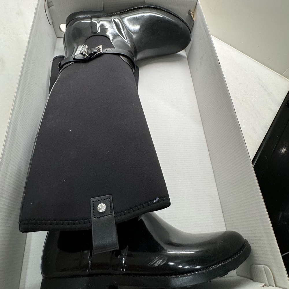Micheal kors rain boots black rubber with mk locket on side of boots